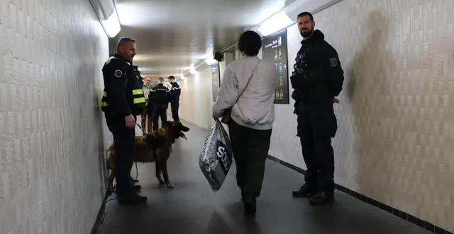 photo  un gendarme de la brigade cynophile était posté avec son chien dans le couloir de la gare de sablé-sur-sarthe, jeudi 9 novembre 2023.  &copy;  ouest-france 