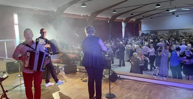 photo  jérôme richard (à gauche) et jérôme ortet ont fait danser les amateurs de musette, jeudi 9 octobre à saint-georges-des-groseillers (orne).  &copy;  ouest-france 