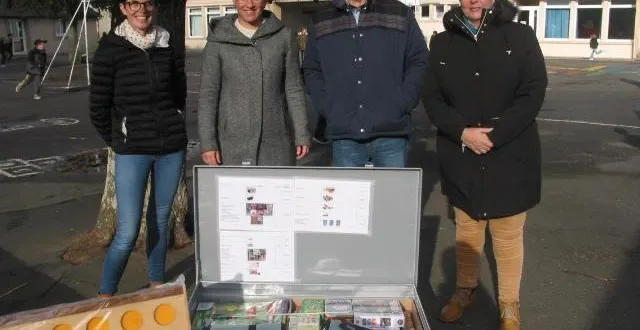 photo  de gauche à droite : nathalie heutte (directrice), anita levallois (affaires scolaires), gérard rosé (vice-président de la cdc), patricia lemarignier (animatrice).  &copy;  ouest-france 