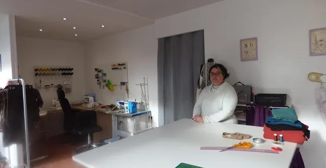 photo  céline hardouin à ouvert depuis le 30 octobre au 23, rue du maine à bazouges un atelier de couture sur mesure, retouches et modélisme. les clients peuvent y faire exécuter tous travaux de couture mais aussi faire réaliser leurs vêtements en modèle unique, selon leur choix de matières, formes et couleurs.  &copy;  ouest-france 