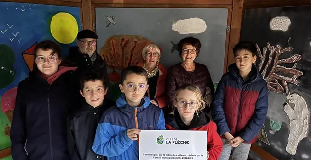 photo  pénélope, marc, louis, félix et dawood, élèves de 6e, élus du cme pour leur deuxième année ont fait partie de la commission en charge de la réalisation des fresques de la volière du parc des carmes. ils sont accompagnés par l’artiste éric saveau, michèle juguin-laloyer (maire adjointe chargée de bien grandir à la flèche) et nadine grelet-certenais, maire de la flèche.  &copy;  ouest-france 