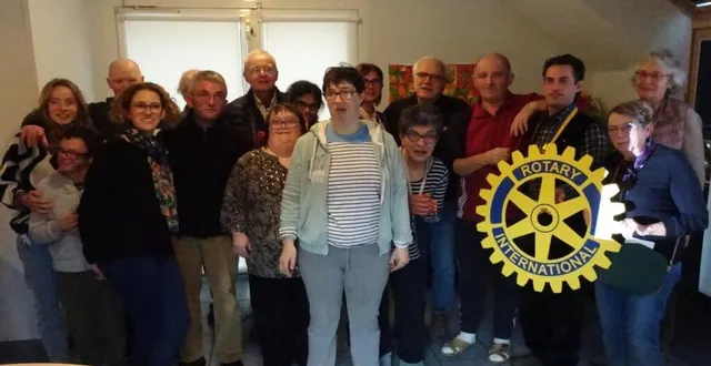 photo  le rotary le mans bérengère a remis un don de 2 000 € au foyer de vie anaïs pour l’achat d’équipements sportifs, en présence de résidents, de responsables, et de son président, thomas martineau (2e à droite).  &copy;  ouest-france 