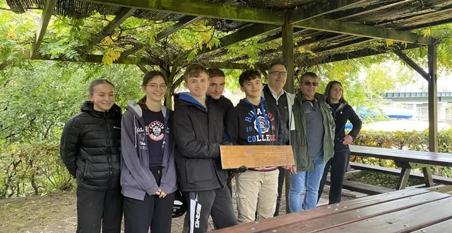 photo  les jeunes ont mené des travaux de menuiserie et de peinture pour remettre en état trois tables de la base des pélicans.  &copy;  ouest-france 