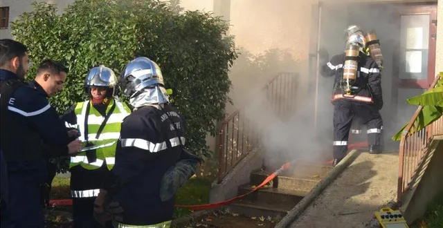 photo  pour cet exercice, les pompiers ont pris en charge une personne bloquée dans les étages et une autre blessée.  &copy;  le maine libre 