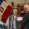 photo  dans son salon, jacqueline reçoit des mains de gérard binet la médaille de verdun pour son oncle clément chaumier. cérémonie improbable, mêlant solennité et émotion. 