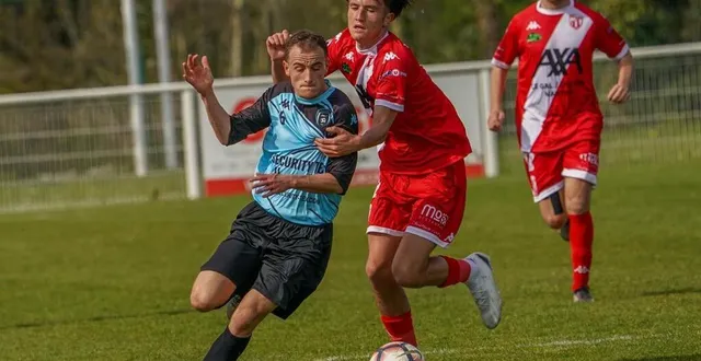 photo  romain douillet (en bleu), lors du match de r1 entre coulaines et sautron, le 16 avril 2023.  &copy;  photo : arnaud despelchain 