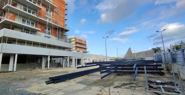 photo  le chantier est toujours en cours, place de l’europe, épicentre du quartier monplaisir, dont la réunion annuelle avec les élus s’est tenue jeudi.  &copy;  ouest-france 