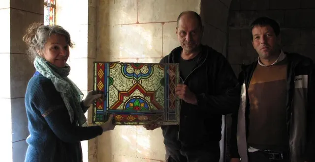 photo  virginie leliepvre, éric sanchez et anthony bolival (conseiller municipal), découvrent les dégâts après la dépose des vitraux réalisés en 1865 par l’entreprise sarthoise à l’époque, les ets fialex.  &copy;  le maine libre 