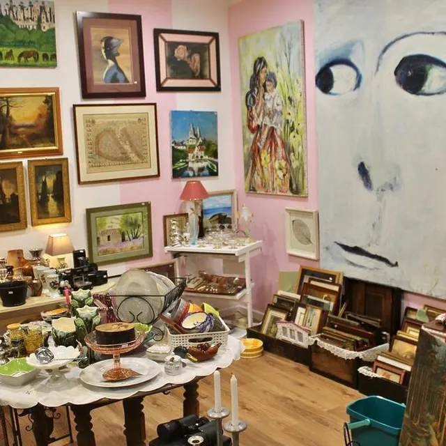 photo la p’tite broc propose divers objets de brocantes.  ©  ouest-france