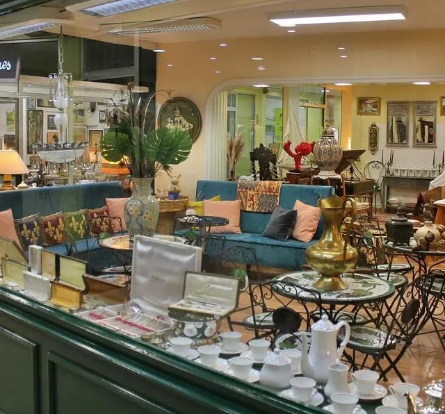 photo l’entre-deux expose du mobilier et des objets vintage et rétro.  ©  ouest-france