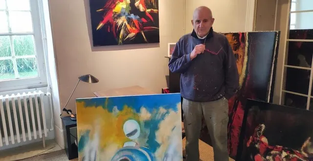 photo  l’artiste peintre poncaral vit ses passions dans l’ancien presbytère de la commune. entre peinture et mécanique.  &copy;  co 