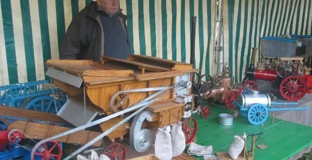 photo  xavier hoorelbeke fabrique des engins agricoles miniatures mais ne les vend pas.  &copy;  ouest-france 