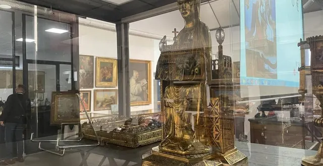 photo  la statue reliquaire inédite de sainte-barbe en donatrice est partie à 454 400 €, samedi 11 novembre, à l’hôtel des ventes d’alençon.  &copy;  ouest-france 