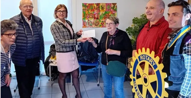 photo  « nous devons générer des recettes ou avoir des actions de terrain pour pouvoir redistribuer » explique thomas martineau, président du rotary bérengère, à droite sur la photo.  &copy;  le maine libre 