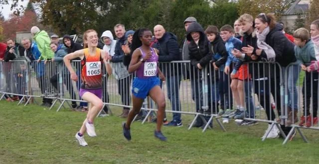photo  la course féminine s’est résumée à un duel entre manon miserette et jeannette uwambajimana. avec la victoire au finish de la jeune rwandaise devant la coureuse de l’usm vire.  &copy;  photo : denis decaux 