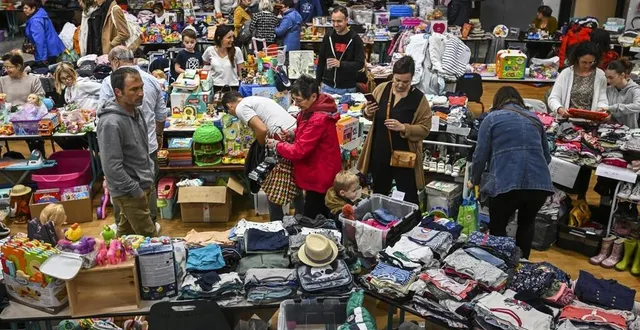 photo  la salle des fêtes michel berger de savigné-l’évêque était pleine à craquer lors de la journée vide ta chambre.  &copy;  le maine libre – denis lambert 