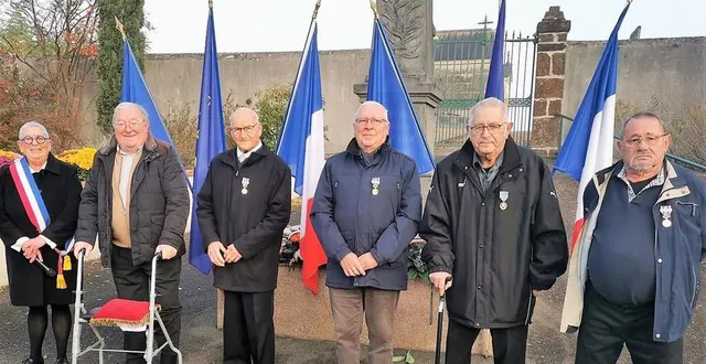 photo  de gauche à droite : la maire irène boyer, le président des unc-afn michel freslon, les récipiendaires : gérard habert, jean-claude bachelot, robert beaupied et claude bruneau.  &copy;  le maine libre 