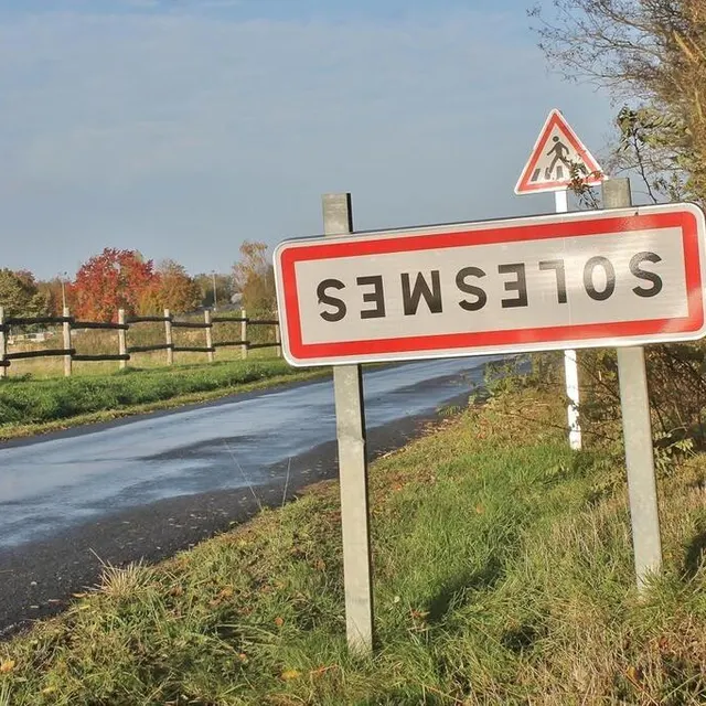 photo un autre panneau retourné, à solesmes.  ©  ouest-france