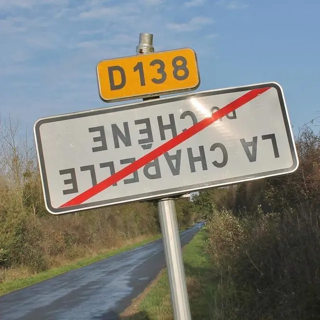 photo un autre panneau retourné, à la chapelle-du-chêne.  ©  ouest-france