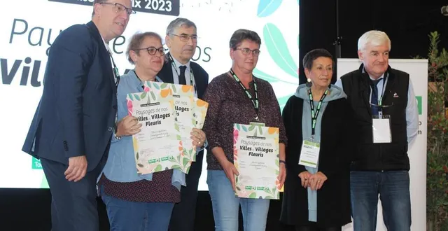 photo  de gauche à droite : samuel chevalier, conseiller départemental, la milesse avec trois récompenses ; gérard lambert, maire de teloché ; le village de cogners encouragé pour son lavoir végétalisé ; la conseillère départementale brigitte lecor et patrick desmazières, conseiller départemental de la sarthe et vice-président de sarthe tourisme.  &copy;  ouest-france 