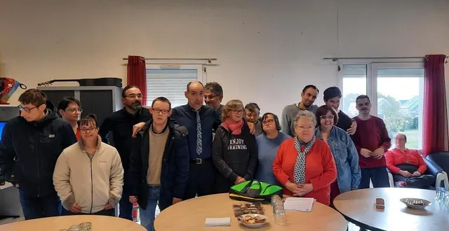 photo  pierrette brebion (au premier plan, avec l’écharpe), la présidente de l’association opération bouchons sarthe 72, est venue remettre au foyer de vie anaïs, un chèque de 500 €.  &copy;  ouest-france 