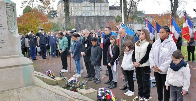photo  le maire nicolas leudière et la maire du conseil municipal des jeunes, lily duvauchelle (tous deux au centre) ont participé au dépôt des gerbes devant le monument aux morts, samedi 11 novembre 2023, à sablé-sur-sarthe.  &copy;  ouest-france 