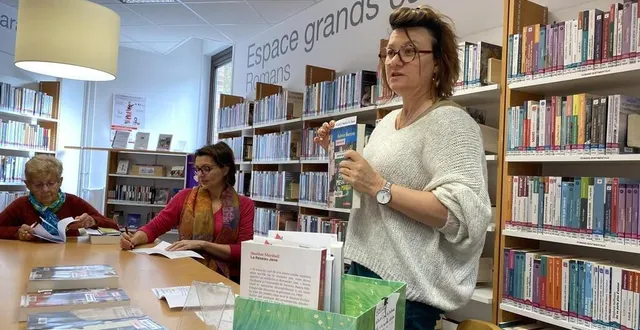 photo  à la bibliothèque de la flèche, un club de lecture, animé par yveline guideau, est consacré aux livres en grands caractères.  &copy;  ouest-france 