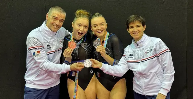 photo  candy brière-vetillard et maëlie abadie, médailles au cou et entourées de leurs coachs, romuald et virginie abadie.  &copy;  accro sarthe 