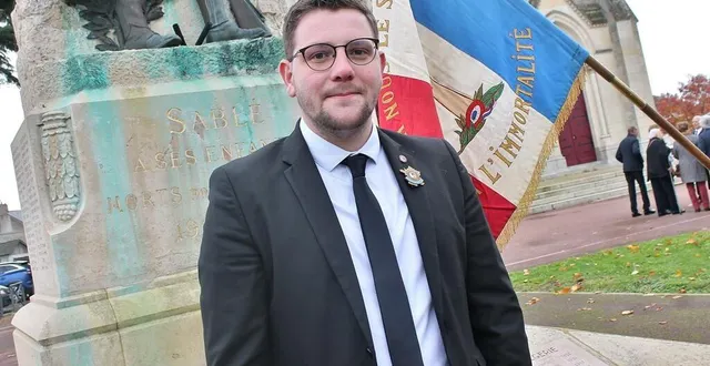 photo  adrien ponty, devant le monument aux morts du parvis de l’église de sablé-sur-sarthe, en marge des commémorations de l’armistice de 1918, samedi 11 novembre 2023.  &copy;  ouest-france 