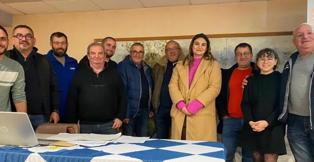 photo  aux côtés de paul gachet, président, (2e à gauche), onze des dix-sept bénévoles organisateurs de la traditionnelle course de côte.  &copy;  ouest-france 