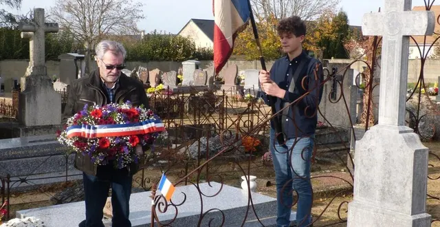 photo  daniel bonhommet et hugo lautru sur la tombe de joseph godfroy.  &copy;  le maine libre 