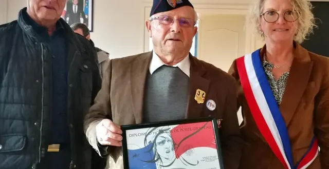 photo  claude hallier entre alain lecler, conseiller municipal et anita paillot, maire.  &copy;  ouest-france 