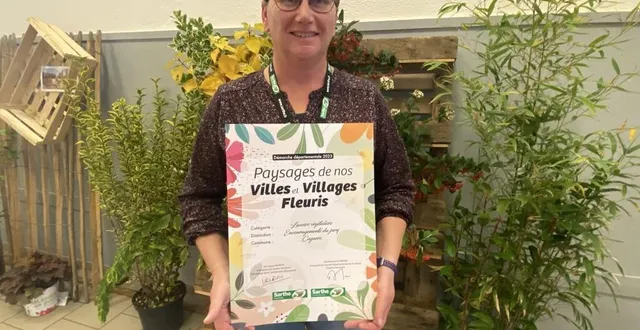 photo  « paysages de nos villes et villages fleuris » ont dû s’adapter au dérèglement climatique. ici, magali morin, élue à cogners, ville qui a reçu des encouragements pour son lavoir végétalisé.  &copy;  photo : le maine libre 