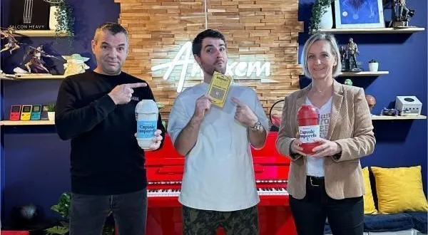 photo  peggy et philippe vioux fondateurs de toodays.me avec le youtubeur amixem.  &copy;  toodays.me 