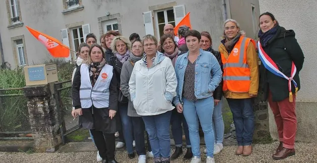 photo  une quinzaine d’agents se sont rendus devant le siège du cevgs, lundi 13 novembre 2023, à brûlon, en présence de la députée (nupes) de la circonscription, élise leboucher.  &copy;  ouest-france 