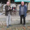 photo  denis renard, à gauche, et claude guibout, place de la halle-au-beurre, endroit stratégique plein d’histoire. « je m’attache à rencontrer des gens de mon métier et divers publics, parce que ça donne des idées et, à plusieurs, on fait des projets qui se mettent en place. » 