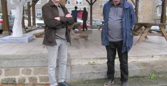 photo  denis renard, à gauche, et claude guibout, place de la halle-au-beurre, endroit stratégique plein d’histoire. « je m’attache à rencontrer des gens de mon métier et divers publics, parce que ça donne des idées et, à plusieurs, on fait des projets qui se mettent en place. »  &copy;  ouest-france 