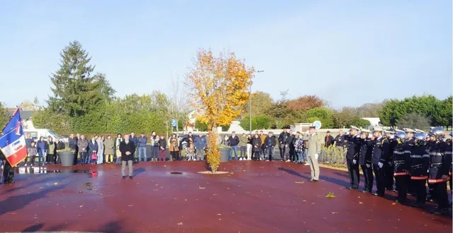 photo  après l’inauguration, fin septembre, à côté du parc manceau, avec une grande esplanade, le monument aux morts recevait ses premiers hommages officiels samedi pour la cérémonie du 11 novembre. toutes les forces de l’état étaient présentes ainsi que les écoles et les villageois venus en nombre pour l’occasion.  &copy;  ouest-france 
