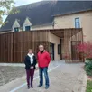 photo  la maire nathalie dupont et le premier adjoint dominique fouqueray devant la nouvelle extension de la mairie. 