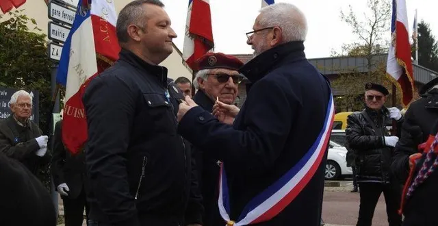 photo  daniel chevée a remis leurs insignes de porte-drapeaux à ses citoyens, gildas guillard, roland peisey et émile chiapuso-hualde.  &copy;  ouest-france 