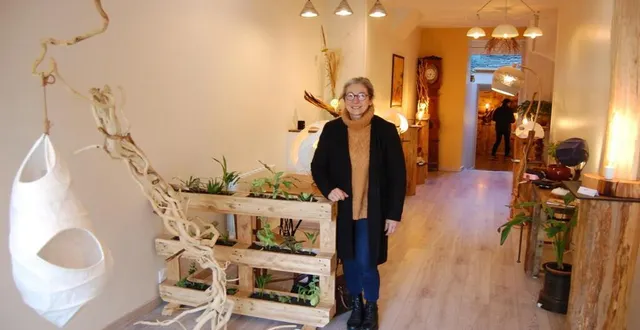 photo  valérie fleuriot a ouvert sa boutique salle d’exposition fruit du bois, et présente son univers artisanal de pièces de bois retravaillées et mises en lumière.  &copy;  ouest-france 