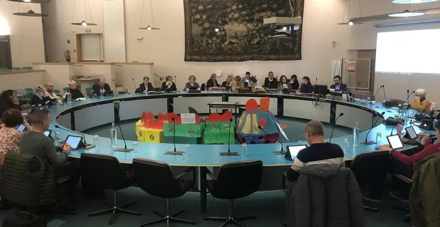 photo  à la suite de la démission de régis dangremont de son poste de premier adjoint, le conseil municipal de la flèche (sarthe) a dû se réorganiser. carine ménage devient première adjointe, michel langlois hérite des finances, une nouvelle conseillère a été accueillie et un conseiller municipal a été élu au poste de neuvième adjoint.  &copy;  ouest-france 