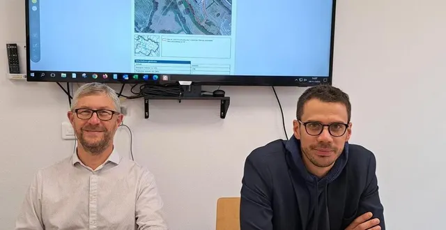 photo  christophe guineheux, le vice-président d’anjou bleu communauté, en charge de la transition énergétique ; et thibault plard, le responsable du service planification, travaillent à la définition des zones « d’accélération des énergies renouvelables ».  &copy;  ouest-france 