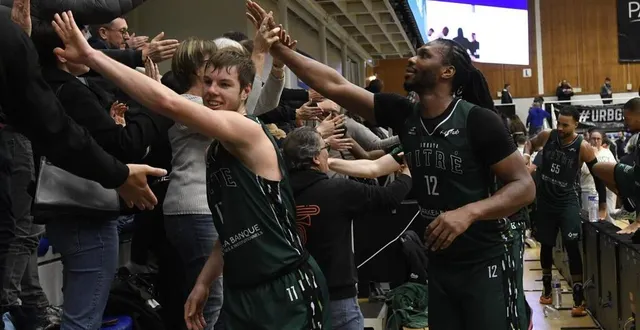 photo  hugo bequignon et calvin jubenot, deux des hommes forts de l’aurore hier soir, partagent leur joie avec les supporters vitréens venus à rennes.  &copy;  jocelyne régent 