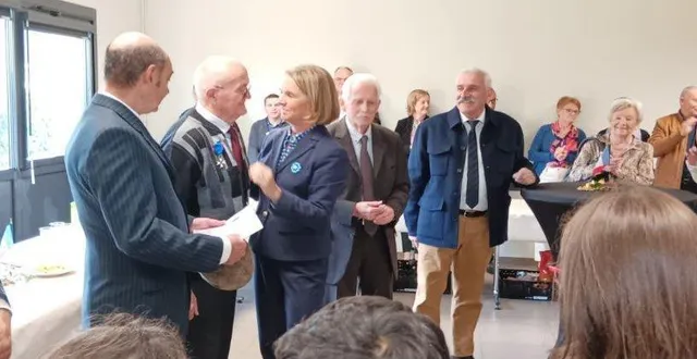 photo  lors de la cérémonie du 11-novembre, yves lerat, trésorier de la section unc, a été honoré par la remise de la médaille commémorative du djebel de bronze pour son service militaire effectué en algérie. le président de la section unc, alex hoareau, a rappelé que le récipiendaire est adhérent à la section depuis 54 ans et qu’il siège au poste de trésorier depuis 2003. yves lerat, 82 ans, démissionnera de son siège de trésorier le 31 décembre prochain.  &copy;  ouest-france 