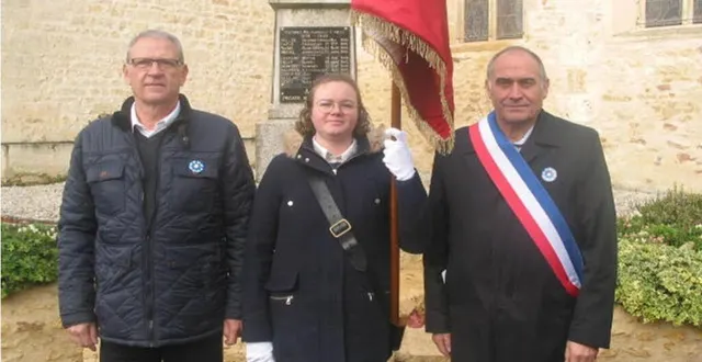 photo  alice blin a porté le drapeau, ici entourée du maire, didier duvaldestin, et du président des anciens combattants, patrick fleury.  &copy;  ouest-france 