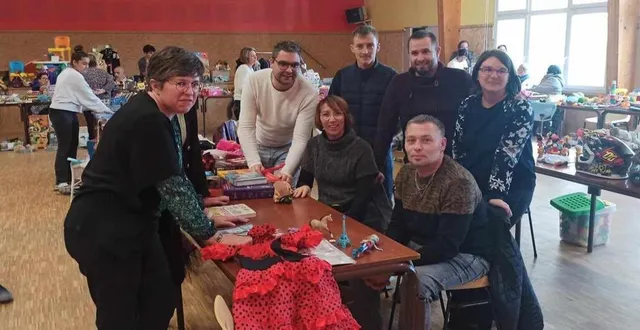 photo  les membres du comité des fêtes d’arthezé ont accueilli 15 exposants pour la bourse aux jouets.  &copy;  le maine libre 