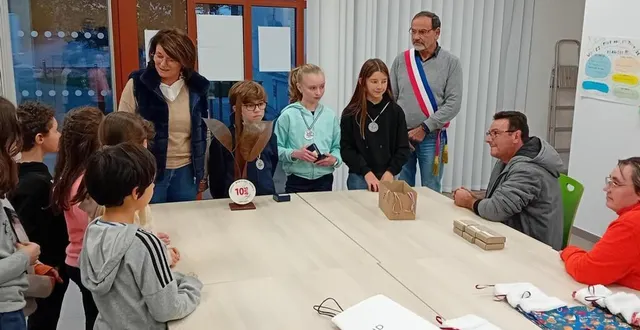 photo  les enfants attentifs aux explications d’alain et isabelle, employés à l’esat anais de coulaines, à droite sur la photo.  &copy;  le maine libre 