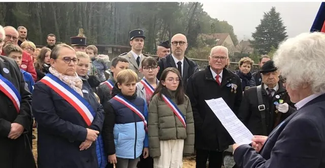 photo  lecture du message du ministre à la délégation réunie au cimetière.  &copy;  le maine libre 