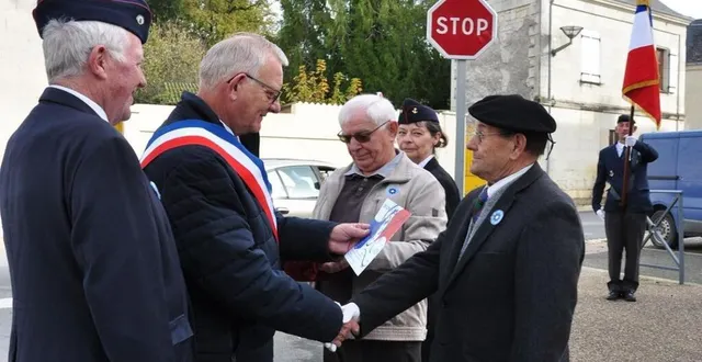 photo  samedi 11 novembre, au monument aux morts de brézé, le maire de bellevigne-les-châteaux armel froger a remis le diplôme d’honneur de porte-drapeaux à yveline vignes pour cinq ans de service au drapeau de l’association des anciens combattants de brézé et drapeau à andré-maginot à montreuil-bellay ; et à marcel servant pour 20 ans de service au drapeau de l’association des anciens combattants de brézé - saint-cyr-en-bourg. le général de division (3 étoiles) 2e section jean-paul dellenbach leur a remis une médaille.  &copy;  co 